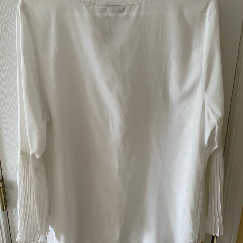 🤍 Chico’s White Blouse with Pleated Bell Sleeves Size 2 - Picture 3 of 6